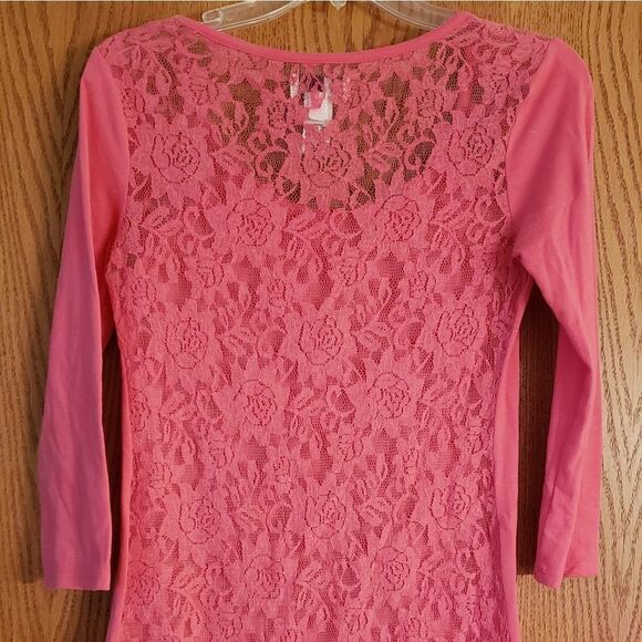 SO Beautiful Pink Top with Lacy Shoulders/Back S - Picture 2 of 2